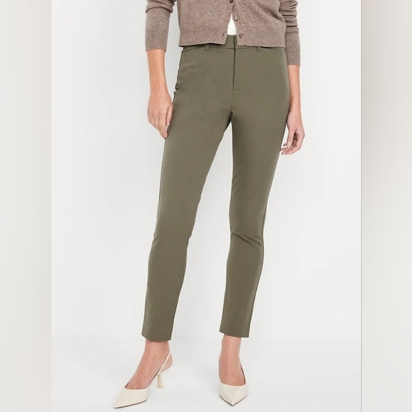 Old Navy Pants - Old Navy Women's Cropped Olive Pants